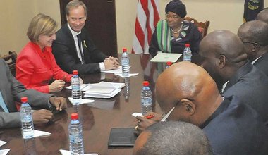 Ambassador Olof Skoog meets President Ellen Johnson Sirleaf of Liberia